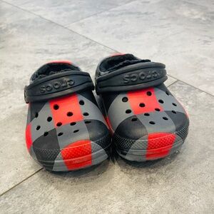Toddler Furlined Crocs size C7.